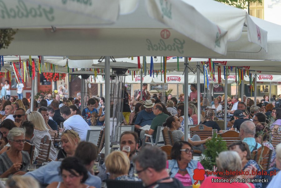 Życie towarzyskie pod parasolami. Czym nas przyciąga Rynek? ZDJĘCIA