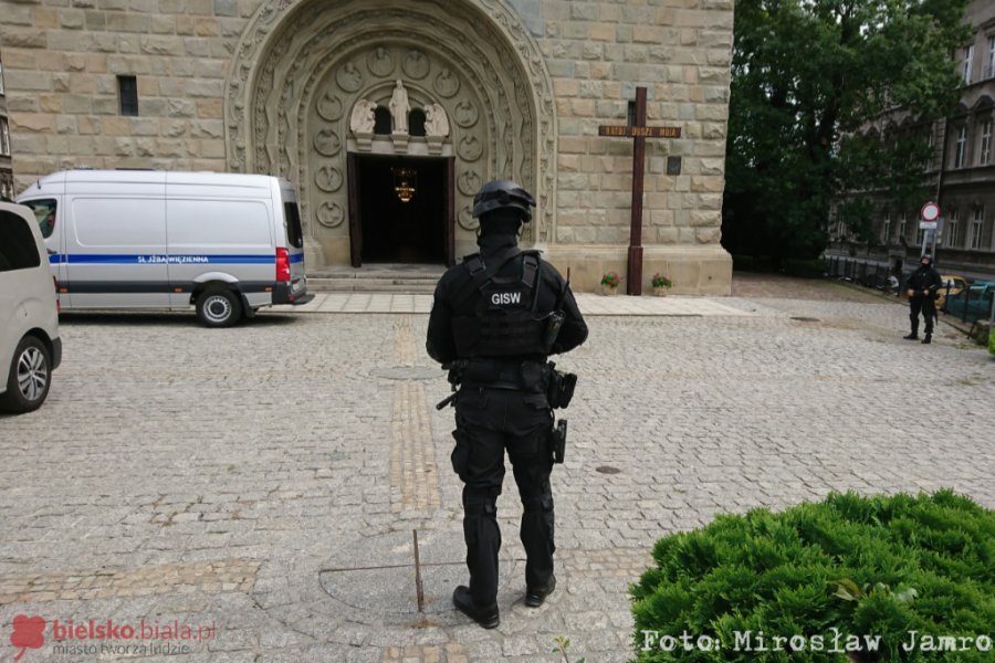 Tajemniczy pogrzeb w asyście mężczyzn z bronią długą - foto