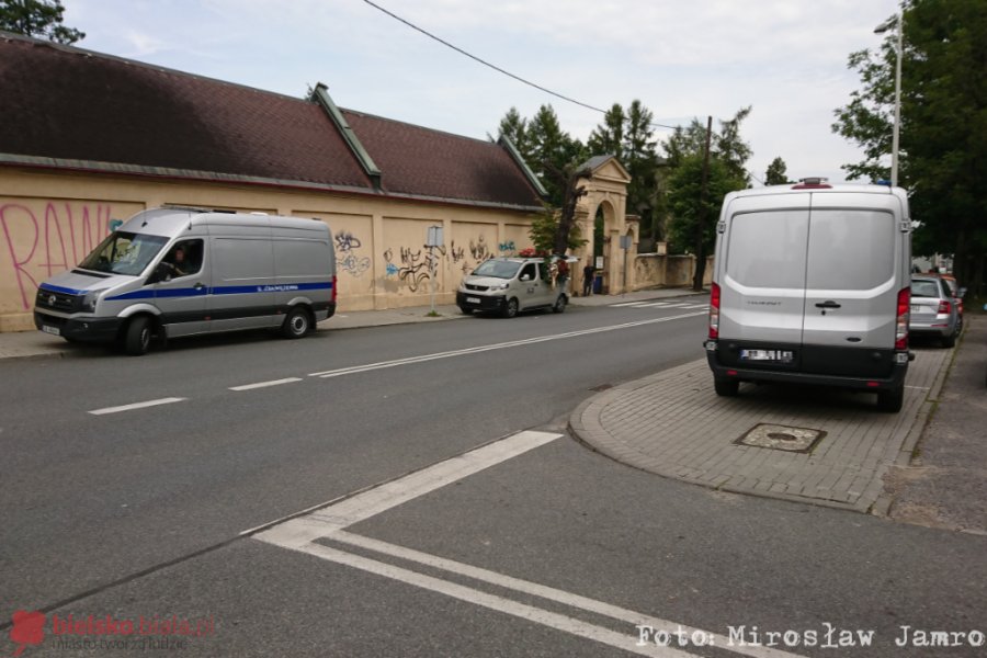 Uzbrojeni mężczyźni na pogrzebie. W ceremonii uczestniczył więzień