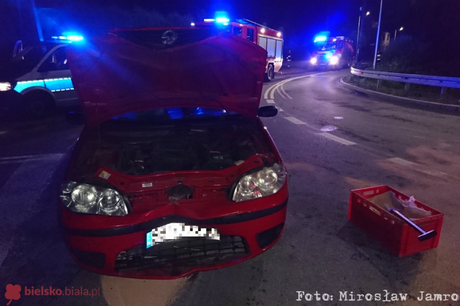 Z impetem uderzyła w barierę mostu. Ślad hamowania miał aż 23 metry! - foto