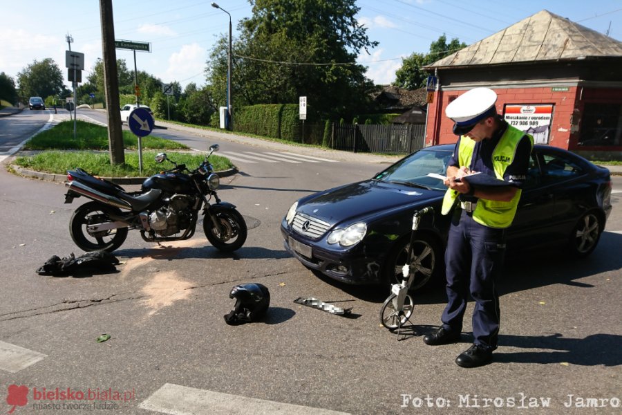 Zderzenie osobówki z motocyklem. Motocyklista odwieziony do szpitala - foto