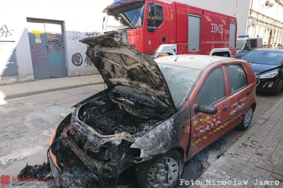 Zaparkował i poszedł do sklepu. Samochód zaczął się palić - foto