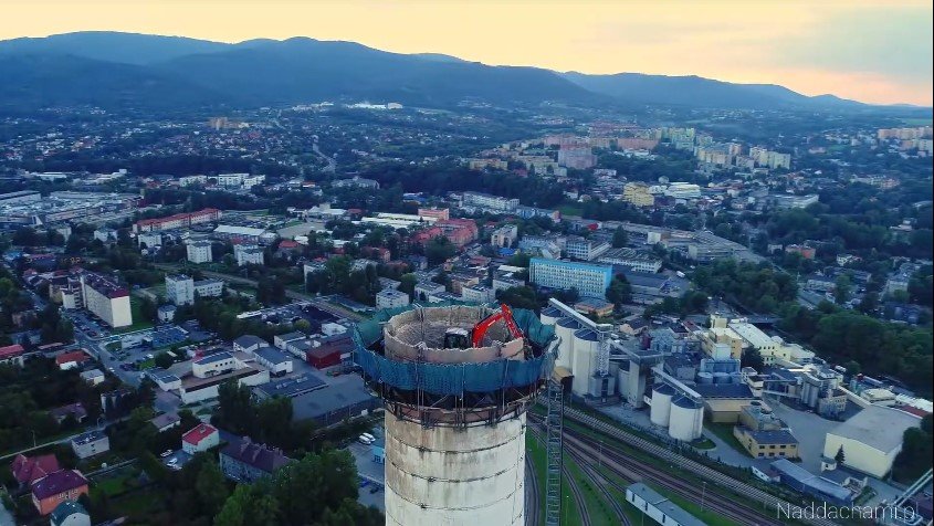 Rozbiórka wielkiego komina w Beskidach. Imponujące zdjęcia z powietrza - film