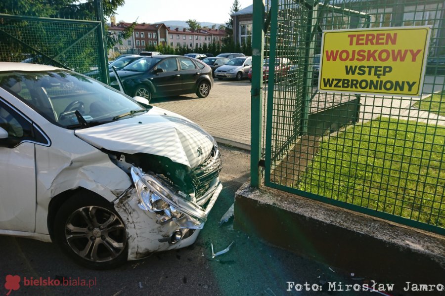 Staranował bramę parkingu jednostki wojskowej - foto