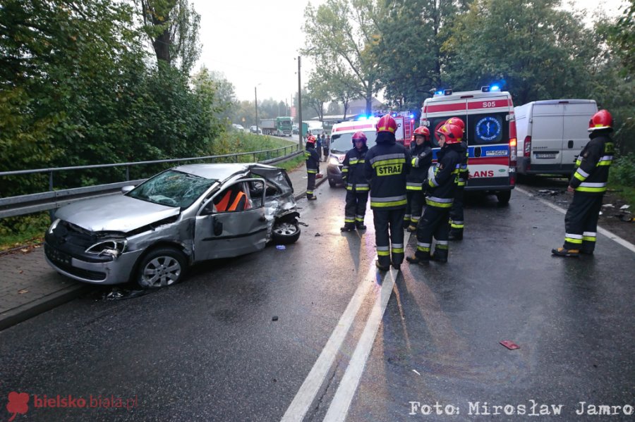 Zderzenie osobówki z dostawczakiem. Reanimacja 18-letniego kierowcy - foto