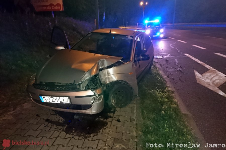 Samochód uderzył w latarnię. W aucie były tablice innego pojazdu - foto