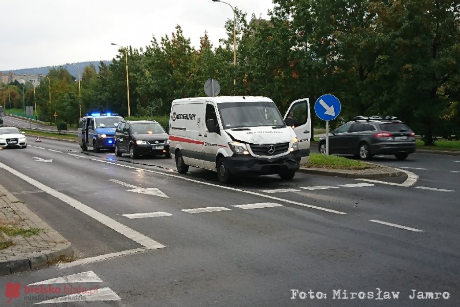 Zderzenie busa agencji ochrony z samochodem osobowym - foto