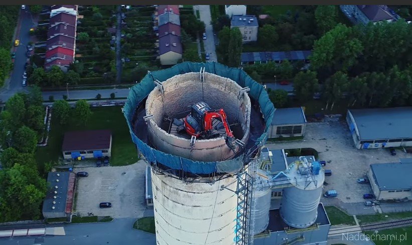 Kominy coraz niższe. Druga koparka rozpoczęła prace przy wyburzaniu - film