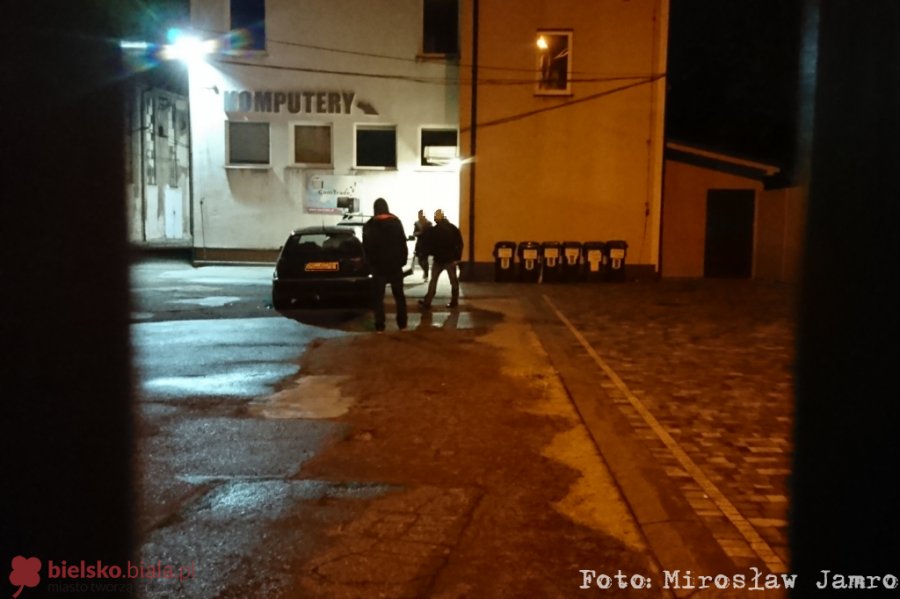 Uciekł z miejsca kolizji. Później poszkodowaną zamknął na parkingu - foto