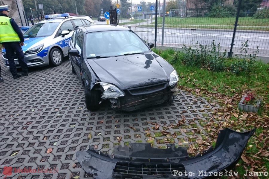 Młody kierowca wyjeżdżał z ronda. Autem skosił nową bramę - foto