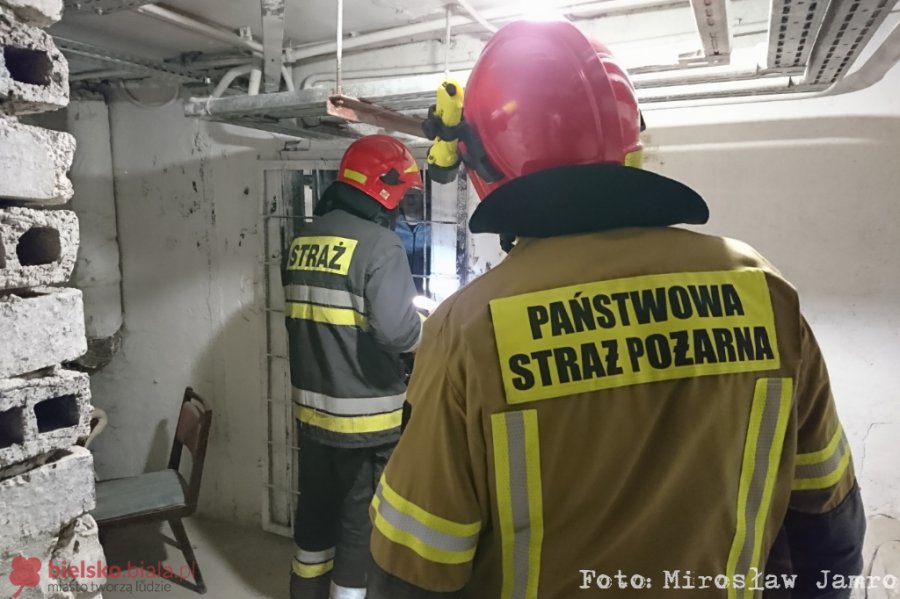 Smród spalenizny na klatce bloku. Interweniowali strażacy - foto