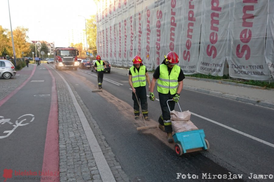 Ślizgawka na Sempołowskiej i PCK. Z autobusu wyciekł olej - foto