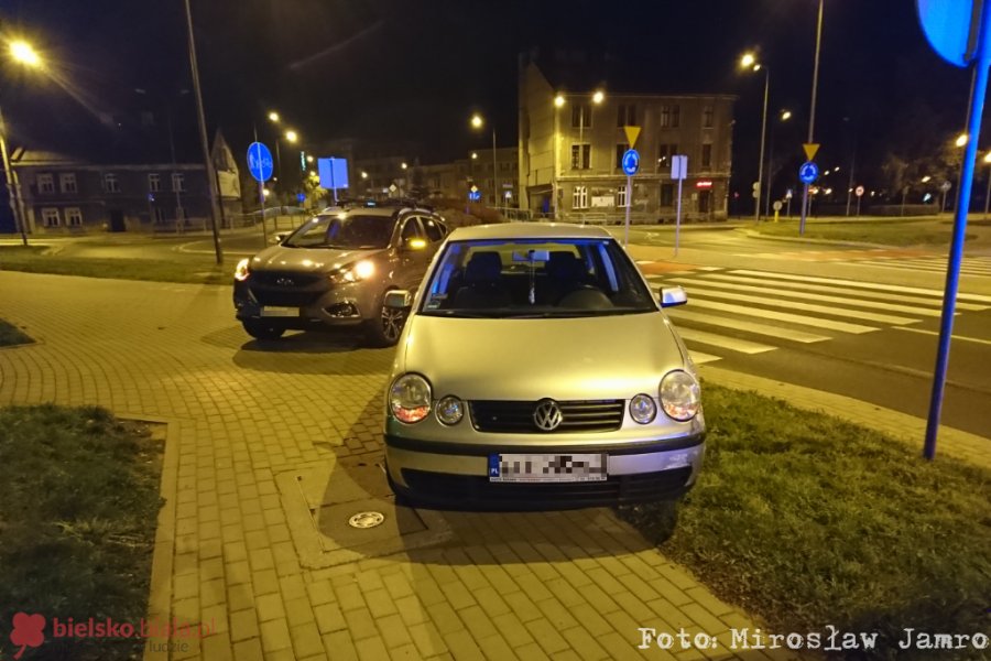 Kolizja aut na rondzie. Sprawca ma prawo jazdy od trzech tygodni - foto