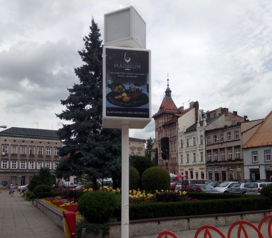 Nowy gadżet na placu Wojska Polskiego. Zegar z logotypem Bielska-Białej - foto