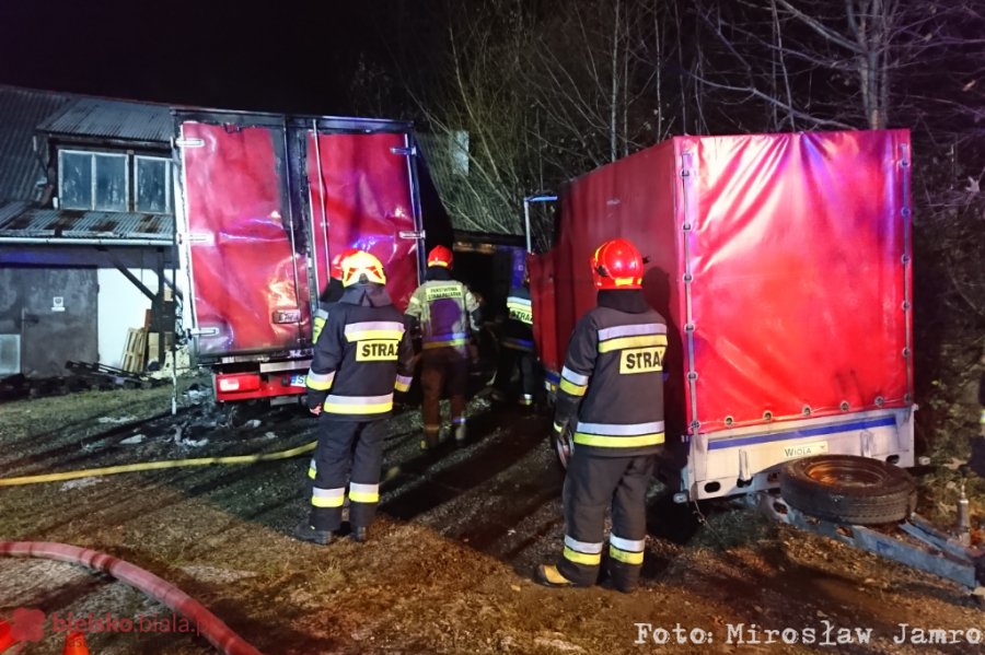 Nocny pożar w Starym Bielsku. Spłonął samochód dostawczy - foto