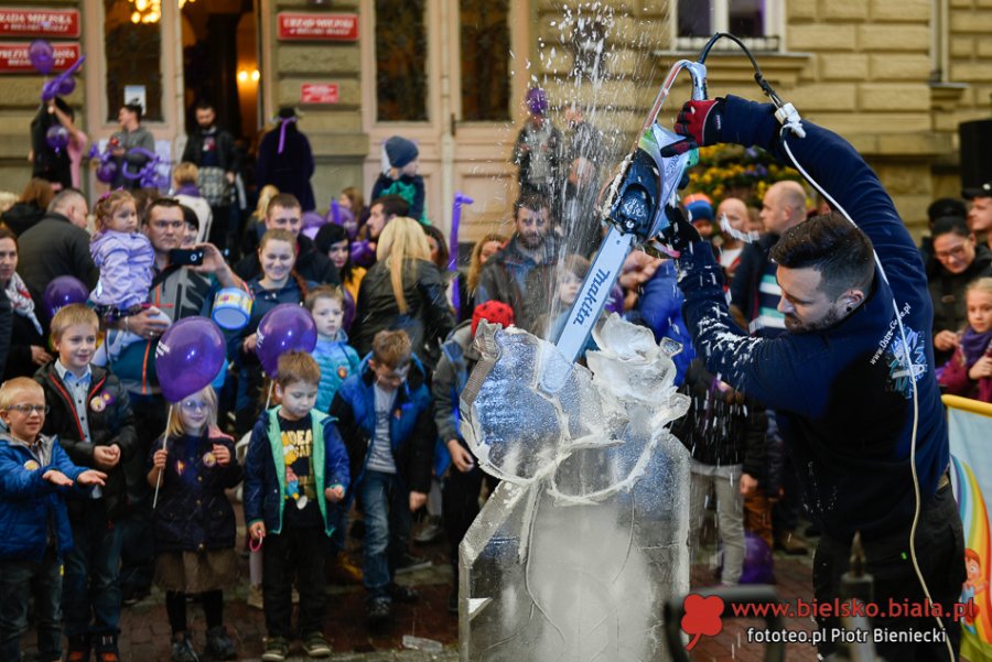 Rzeźba z lodu przed ratuszem. Dopóki bije serce dziecka, jest nadzieja ZDJĘCIA