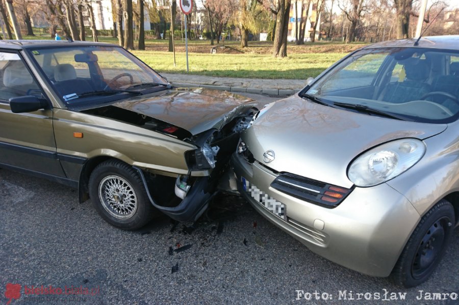 Zderzenie nissana z... polonezem. Poległo kultowe auto - foto