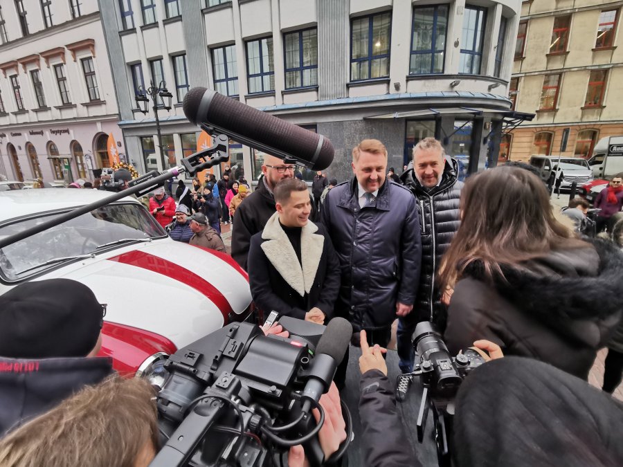 Syrenka Toma Hanksa stoi przed ratuszem. W blasku fleszy i w obiektywach kamer - foto