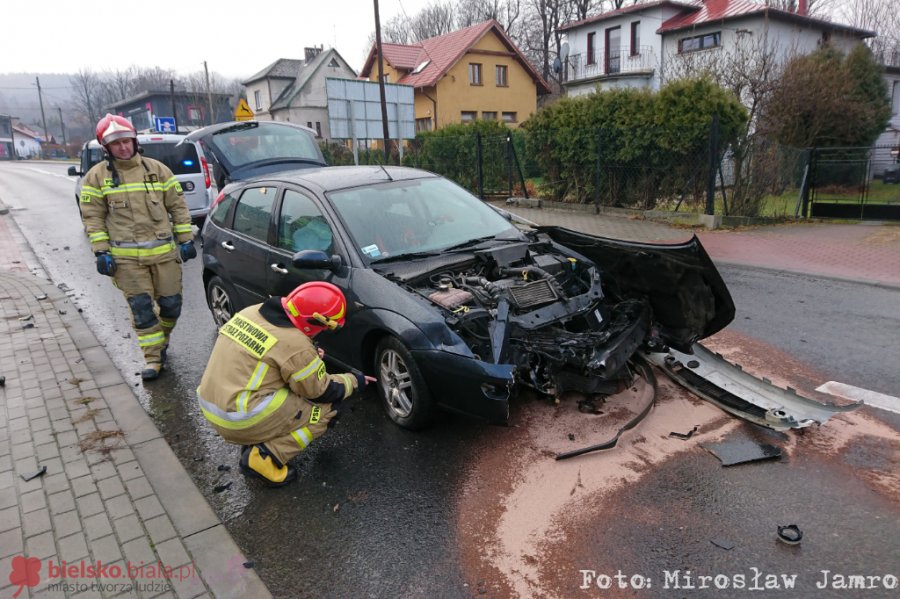 Wypadł z łuku jezdni. Koniec podróży na barierze - foto