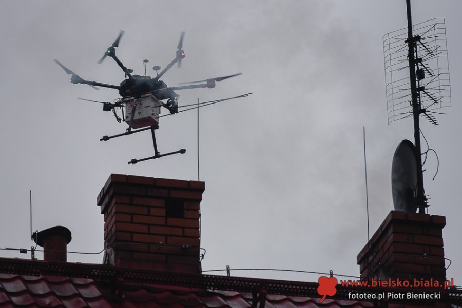 Dron znów kontroluje. Rośnie liczba skarg na kopcących sąsiadów ZDJĘCIA