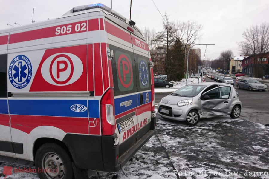 Zderzenie na Żywieckiej. Na sygnalizatorach pulsowało żółte światło - foto