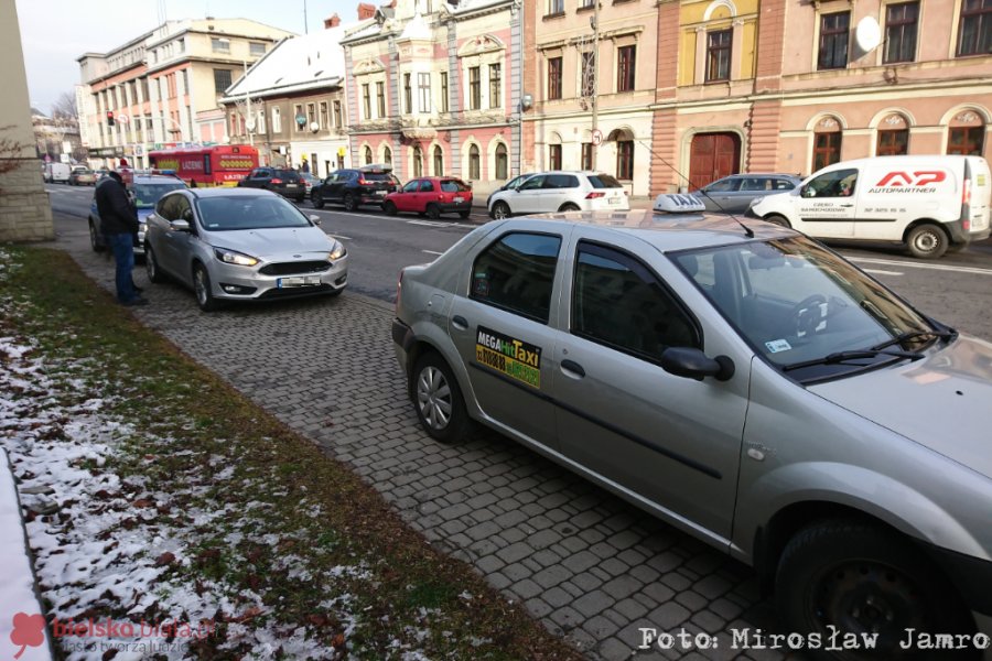 Trzy uszkodzone auta na Partyzantów. Uderzył w tył taksówki - foto