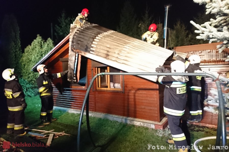 Nocny pożar domku letniskowego. Właściciele budynku cudem ocaleli - foto