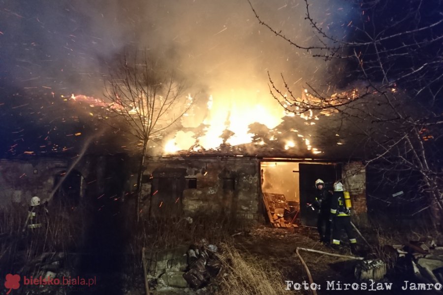 Pożar budynku w Starym Bielsku. Niewykluczone podpalenie - film