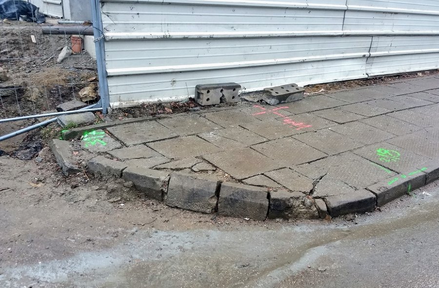 Deweloper zniszczył chodnik i zobowiązał się do naprawy - foto