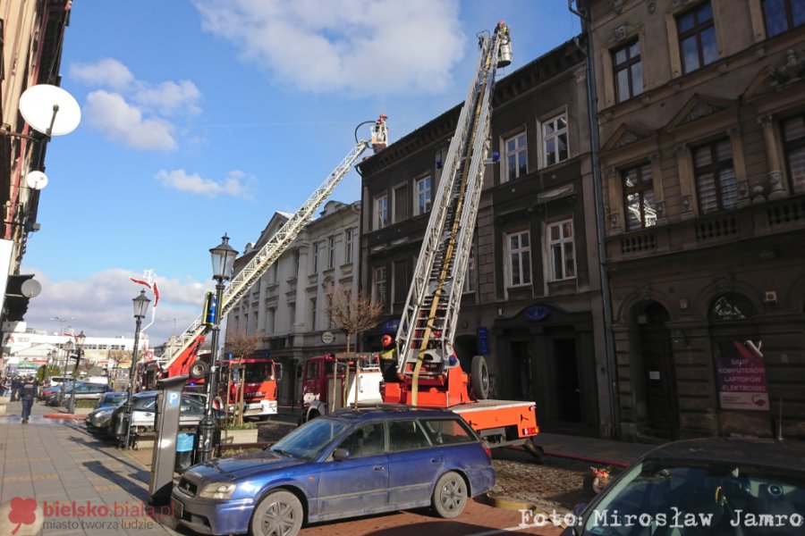 Pożar mieszkania w kamienicy przy Barlickiego - foto