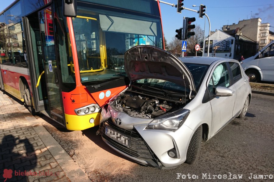 Autobus MZK staranował osobówkę. Wjechał na czerwonym! - foto