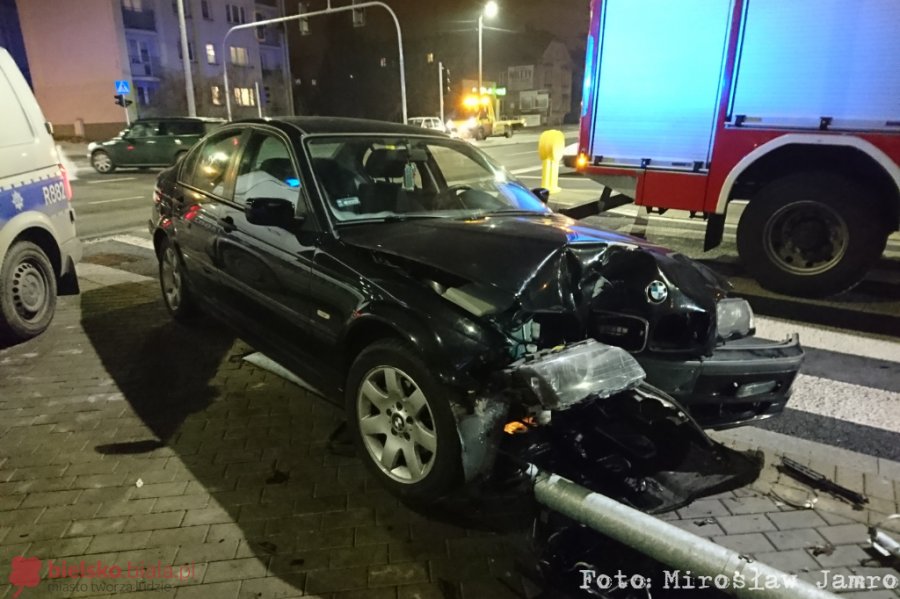 Osobowe bmw zatrzymało się na słupie sygnalizacji świetlnej - foto