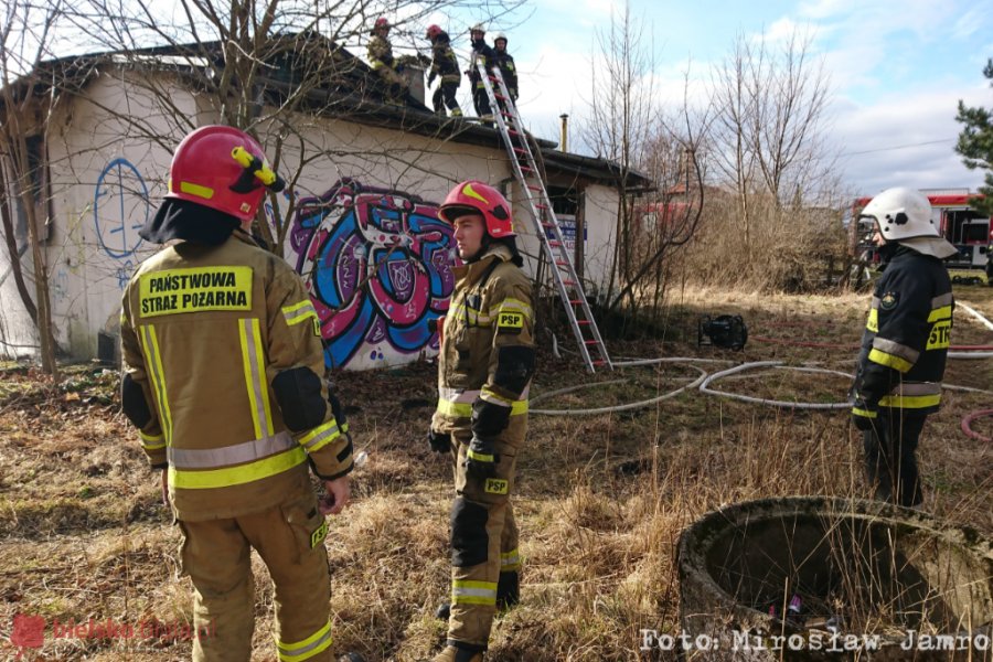 Pożar w dawnym ośrodku wypoczynkowym w Wapienicy - foto