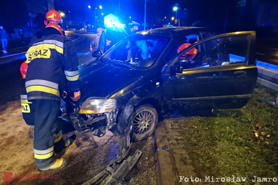 Trzy młode kobiety w aucie. Koniec jazdy na barierze - foto