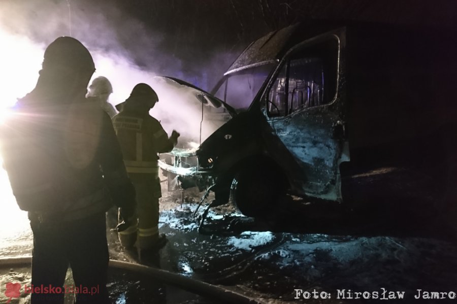 Pożar na Stażystów. Spłonął samochód dostawczy z meblami - film