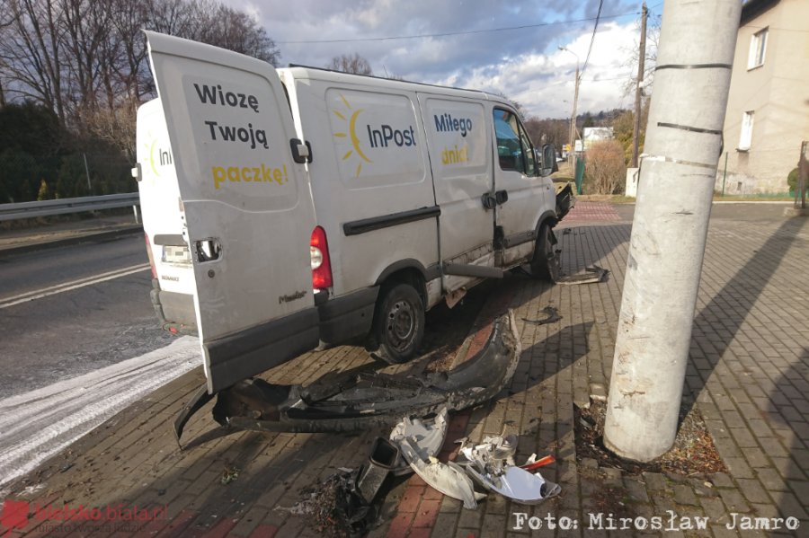 Kurier rozbił auto na słupie. Przesyłki będą o czasie - foto