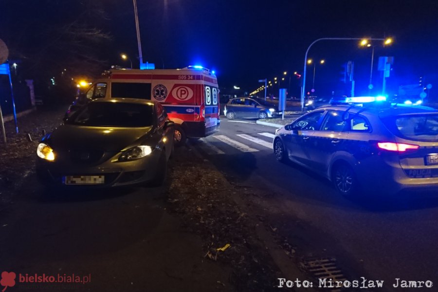 Zderzenie dwóch osobówek. Nastolatka zemdlała obok auta - foto