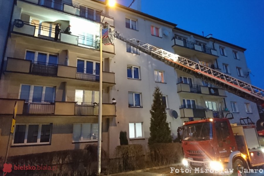 Akcja ratunkowa na wysokości. Weszli do mieszkania przez balkon - foto