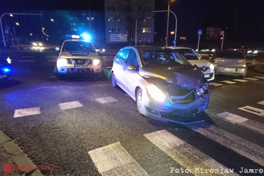 Zderzenie obok JRG1. Wjechał na skrzyżowanie na czerwonym świetle - foto