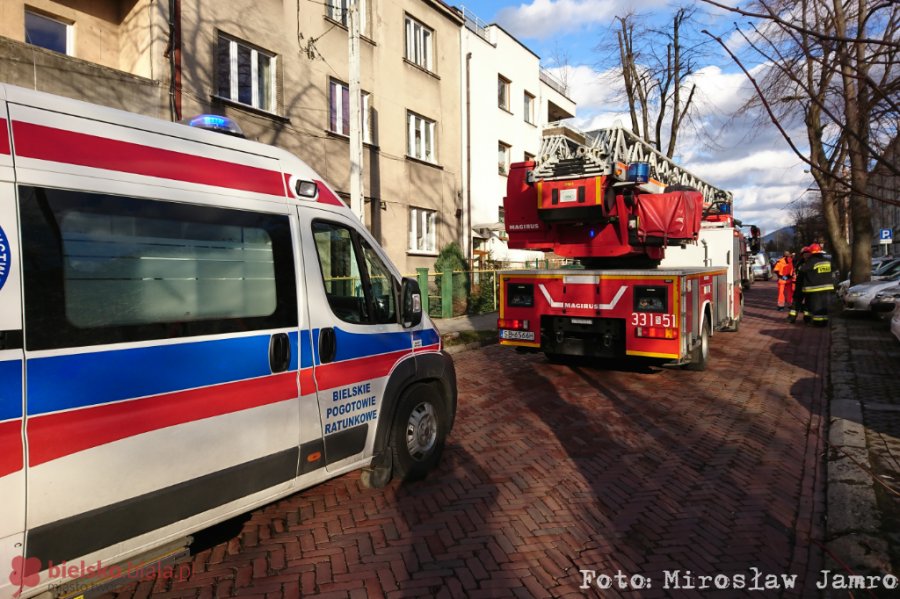 Pięciolatka na dachu budynku! Mama w domu kompletnie pijana - foto