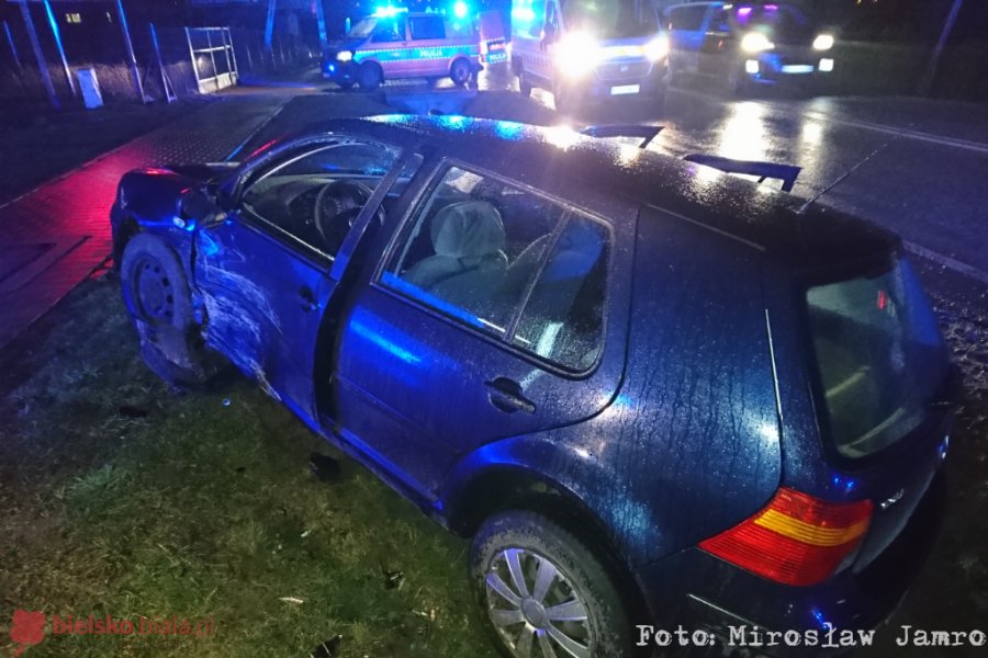 Zderzenie radiowozu na sygnałach z osobówką. Dwie osoby poszkodowane - foto
