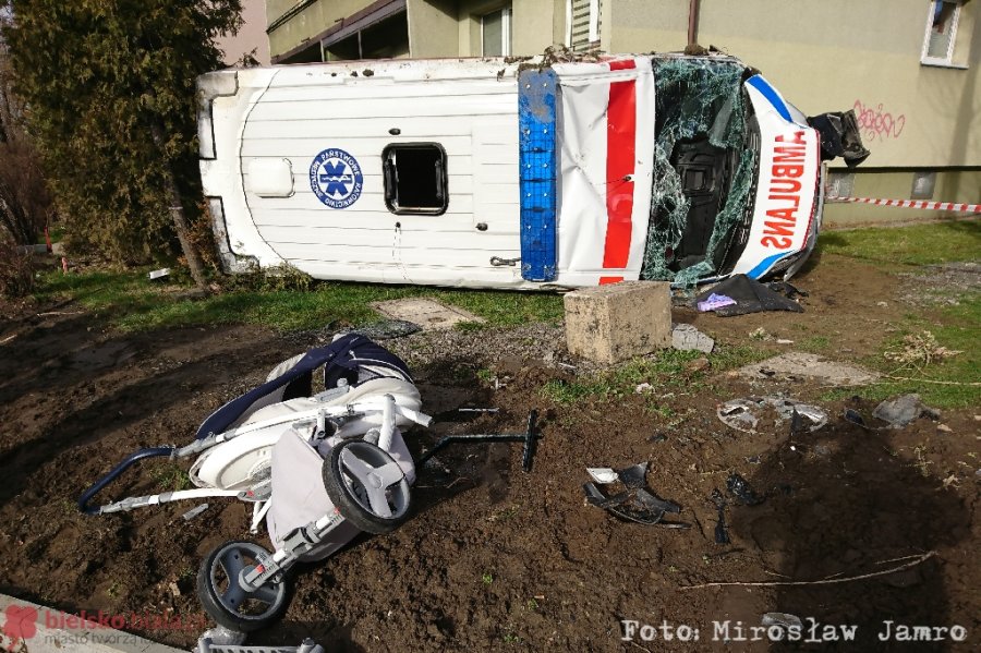 Wypadek z udziałem karetki. Ambulans spadł na wózek z dzieckiem! - foto