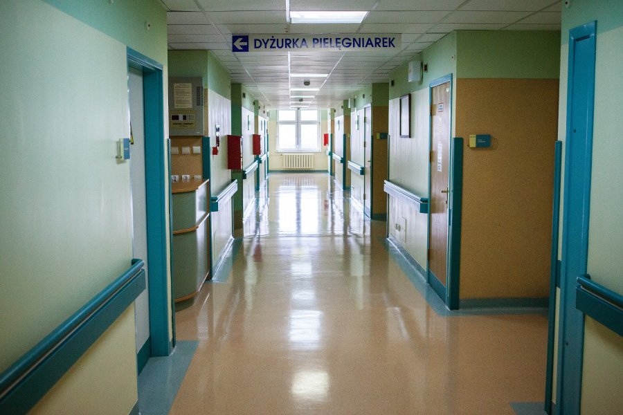 Szpital Wojewódzki ogranicza działalność. Lekarze udzielają porad przez telefon