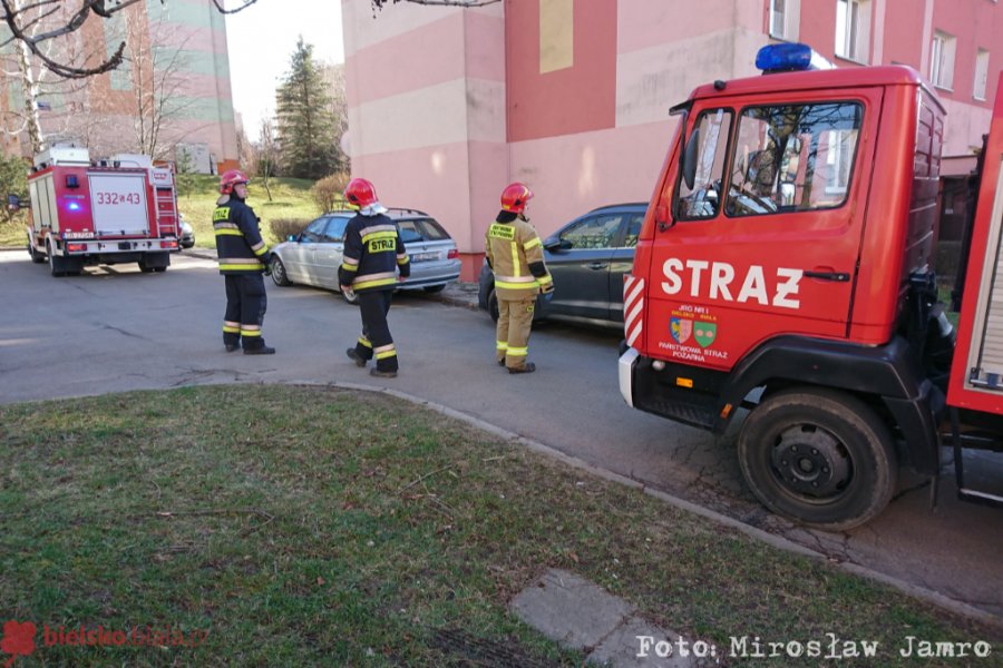Siłowo weszli do mieszkania w bloku. Lokator nie żyje - foto