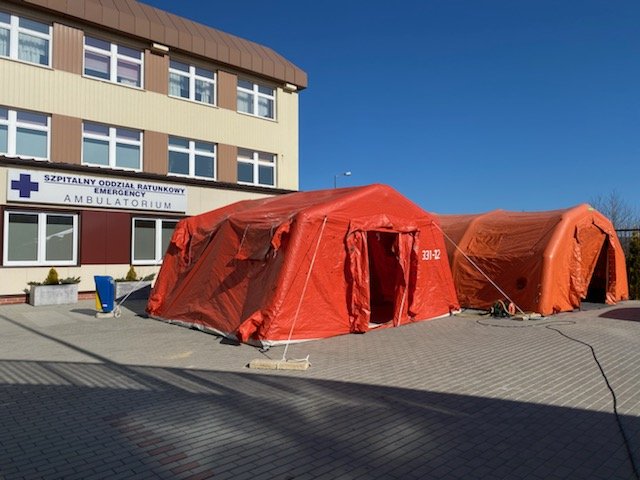 Namioty przed Szpitalem Wojewódzkim. Selekcja pod kątem koronawirusa - foto