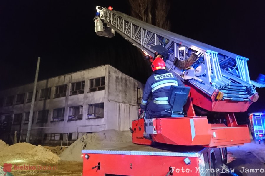 Pożar w pobliżu lotniska. Strażacy użyli drona z kamerą termowizyjną - foto