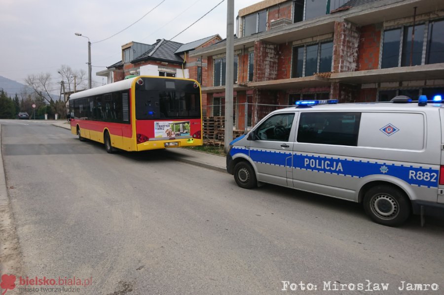 Kolizja osobówki z autobusem MZK. Kto ściął zakręt? - foto