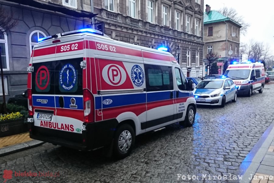 Przegrana walka o życie człowieka. Zmarł w bramie budynku - foto