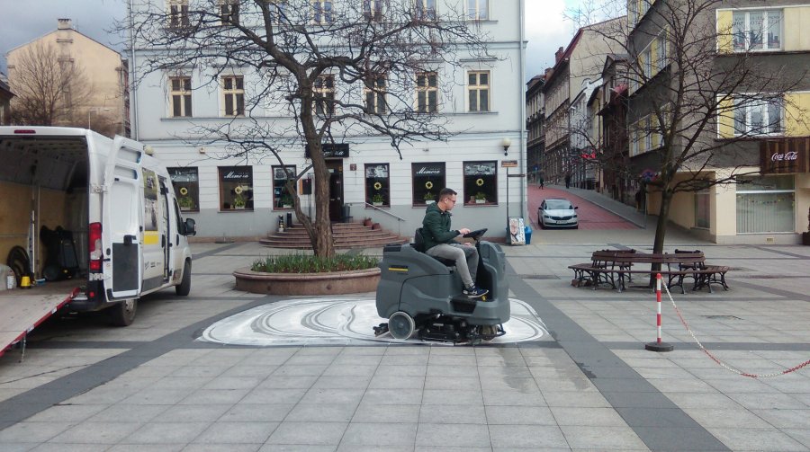 Trwa solidne sprzątanie miasta. Testy maszyn do czyszczenia powierzchni - foto