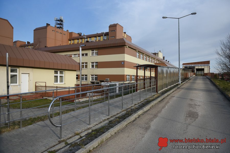 "Nie unikniemy tej infekcji". Bielscy lekarze spierają się o maseczkę